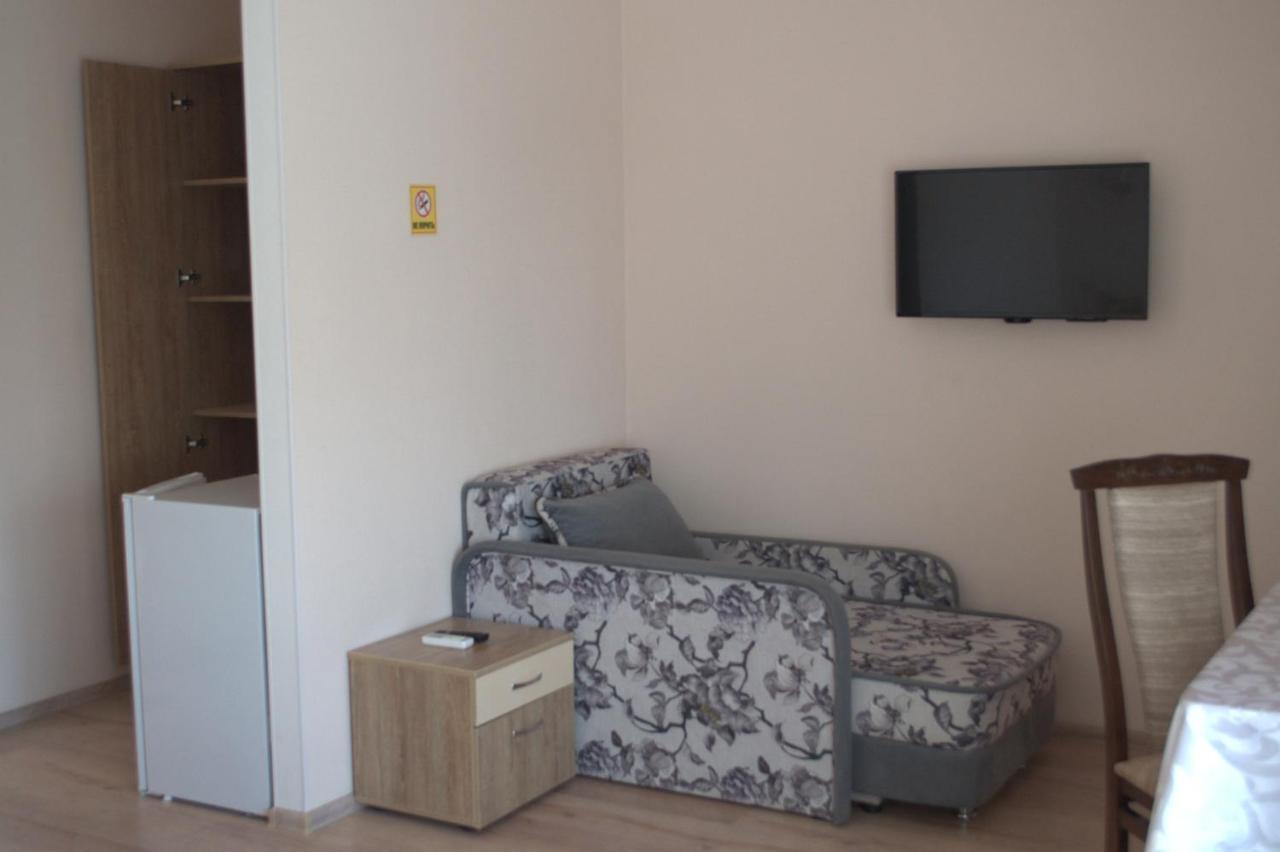 Guest House 12 Mesyatsev Τσορνομόρσκ Εξωτερικό φωτογραφία